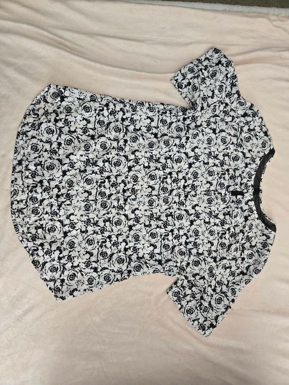 Ann Taylor Black and White Floral Print Keyhole Short Sleeve Blouse
